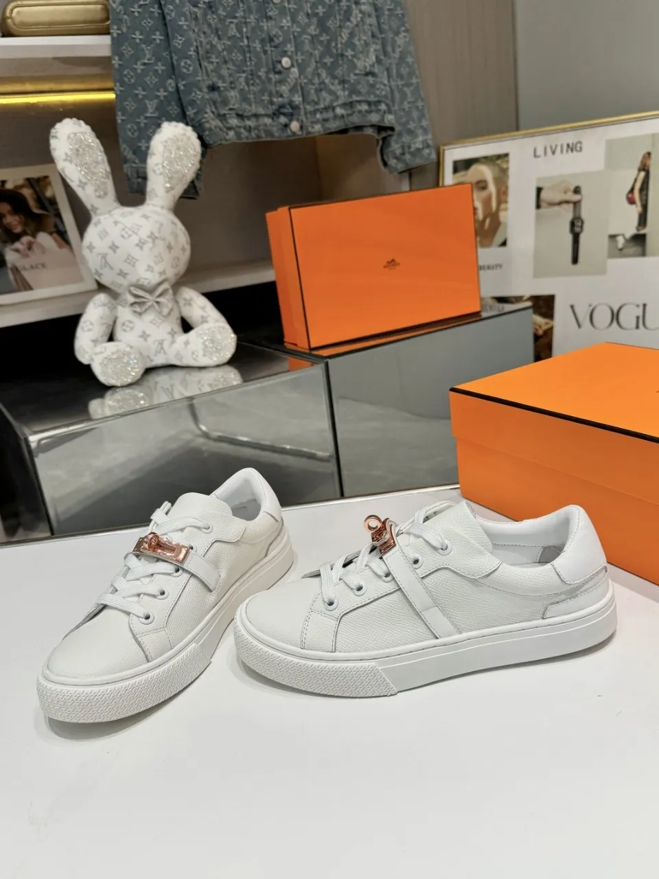 Men's Men's Shoes💰620❤️❤️❤️HERMES 2021 latest Kelly buckle white sneakers are online! The highest version on the market! Purchasing level quality! The H family rarely produces flat casual shoes, and they are styled with classic palladium-plated Kelly shoe buckles! Create a fashionable urban look that perfectly embodies the noble and elegant style of Hermès! Material selection: Fabric imported cowhide, lining + foot pads imported sheepskin, original molded TPU outsole, heavy gold molded kelly buckle full of texture Size: Female: 35-41 (41 is not returnable) Male: 39-45 (45 is not returnable)